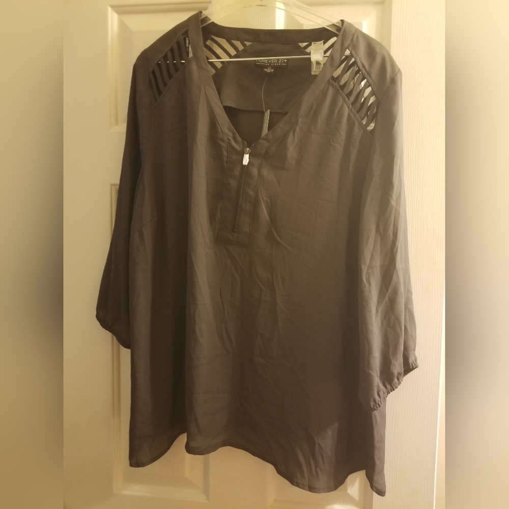 Forever 21 Woman gray top